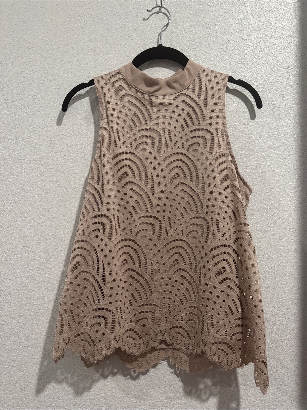 Sleeveless Scalloped Lace Mock Neck Camisole in Light Beige